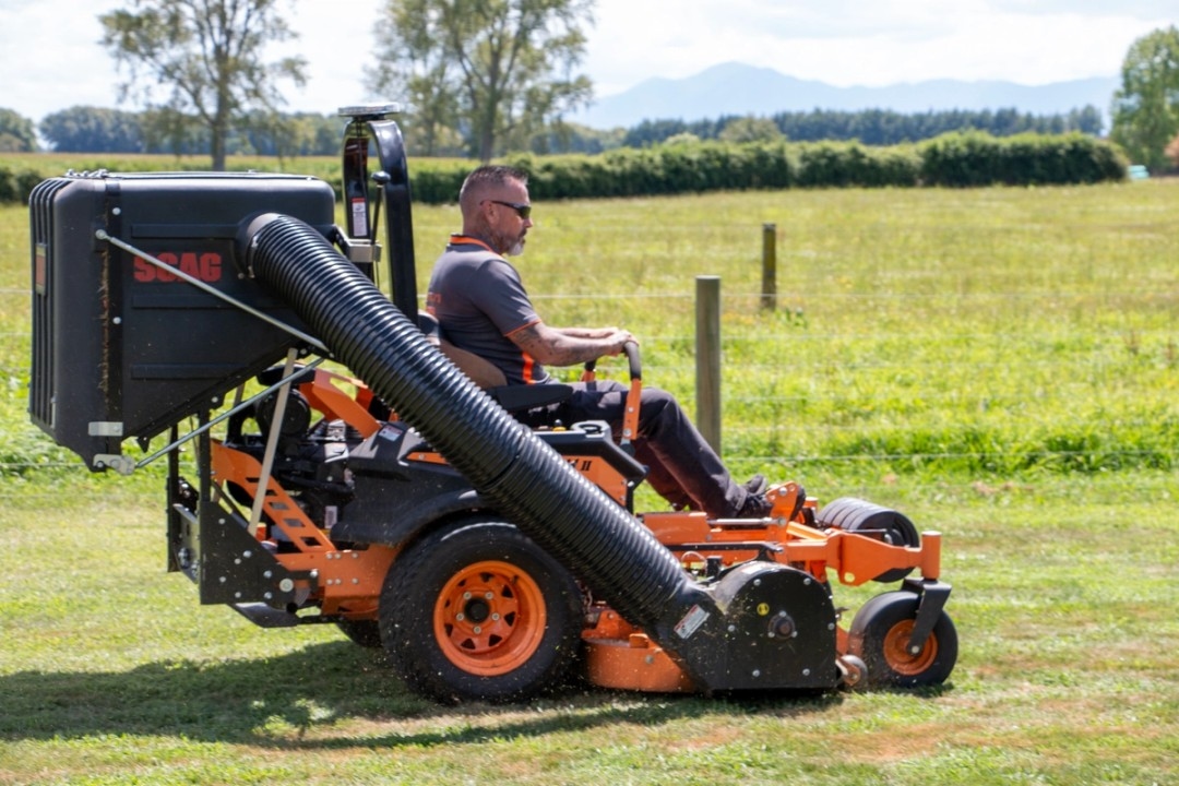 Second Hand Ride on mower with catcher kit - Scag Simply the best